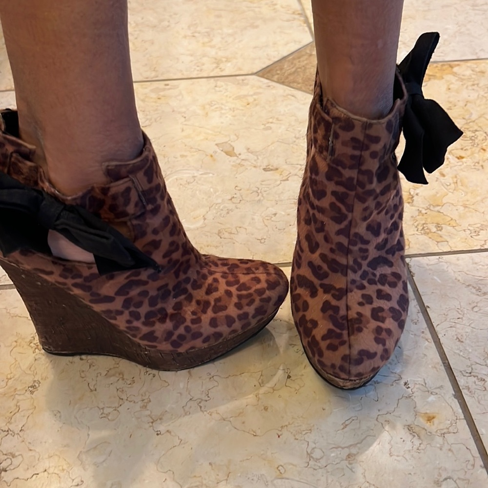 Leopard platform high heel with bow size 7.5